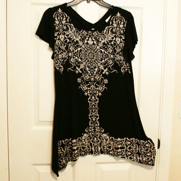 3 for $20! ✨ Handkerchief top with keyhole back - Picture 5 of 5